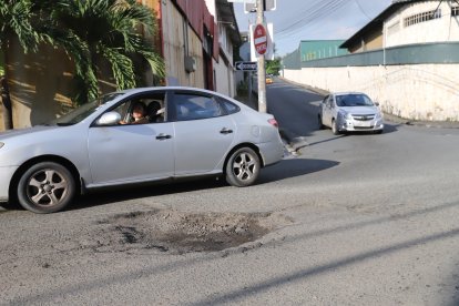 El bache que más causa inconvenientes es esquivado por la mayoría de conductores.
