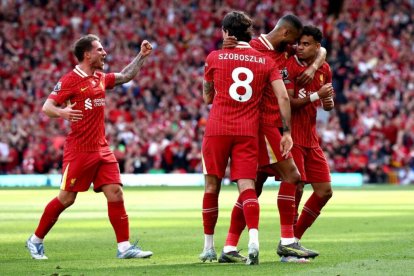 Liverpool celebró el campeonato de Premier League en Anfield.