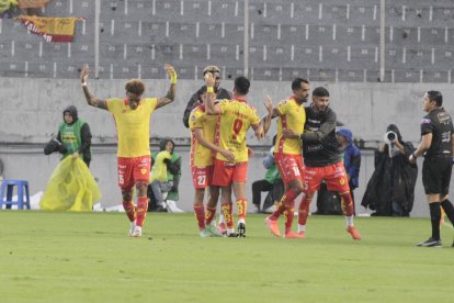 Aucas y el festejo del doblete de Brian Montenegro ante Mushuc Runa.
