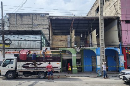 Los miembros del culto se ayudaron mutuamente a trasladar los muebles del templo.