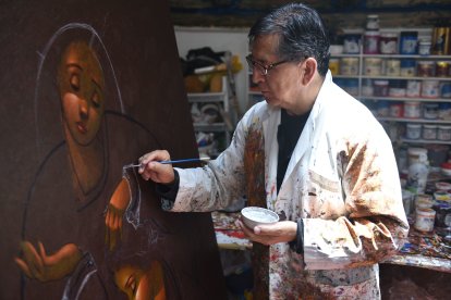 Jorge Perugachi hace una pausa en cada pincelada para dar forma a sus ideas en imágenes sobre el lienzo.
