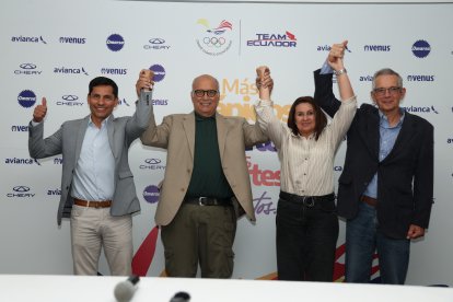 Jorge Delgado (c) durante la presentación de Jefferson Pérez como su binomio para vicepresidente y Lorena Arroyo como su segunda vicepresiednta.