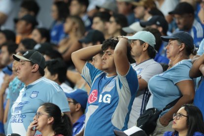 Los hinchas de Emelec tras la derrota ante Técnico Universitario.