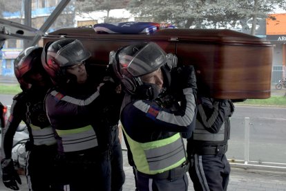 Los compañeros de Henry Paúl Uribe cargaron su féretro y le rindieron honores.