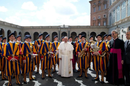 La guardia suiza posando junto al Papa Francisco