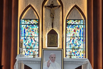 Una fotografía del papa Francisco fue colocada en diversos templos.