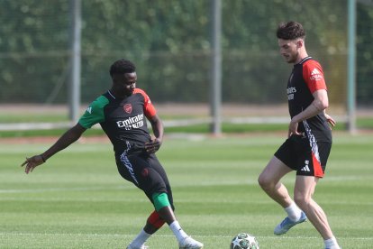 Colney (United Kingdom), 28/04/2025.- Bukayo Saka (L) and Declan Rice (R) of Arsenal at a training session of the team at the Arsenal training grounds in Colney, north London, Britain, 28 April 2025. Arsenal will face Paris Saint Germain in UEFA Champions League semi-finals 1st leg soccer match on 29 April 2025. (Liga de Campeones, Reino Unido, Londres) EFE/EPA/NEIL HALL