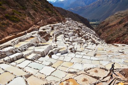 Las salineras de Maras forman un paisaje único en el Valle Sagrado, donde la tradición ancestral de la extracción de sal sigue viva.