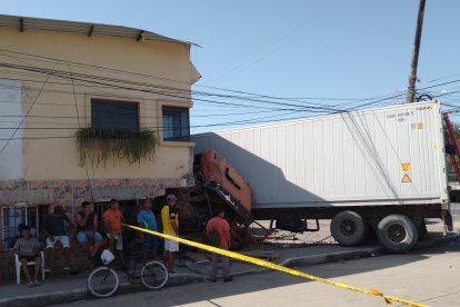 El cabezal con un contenedor permanecía encadenado en el sitio donde se produjo el accidente.