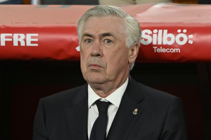 SEVILLA, 26/04/2025.- El técnico italiano del Real Madrid, Carlo Ancelotti, durante el encuentro correspondiente a la final de la Copa del Rey que disputan hoy sábado Real Madrid y FC Barcelona en el estadio de La Cartuja, en Sevilla. EFE / Raul Caro.