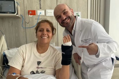 La periodista junto al cirfujano Andrés Rivadeneyra, quien salvó la mano y evitó que sea amputada.