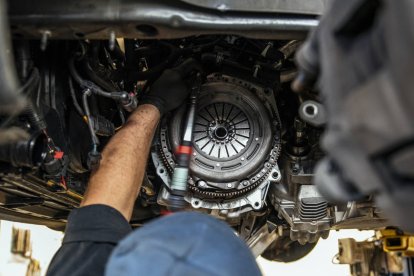 El embrague está ubicado entre el motor y la caja de transmisión. Para cambiarlo se debe levantar y desmontar varias piezas del automóvil.