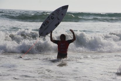Mimi Barona, surfista de Montañita, logró que el título se quede en casa por cuarta vez consecutiva, todo un récord.