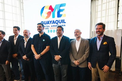 El alcalde de la ciudad Aquiles Álvarez junto a exglorias del deporte y autoridades que respaldaron la iniciativa.