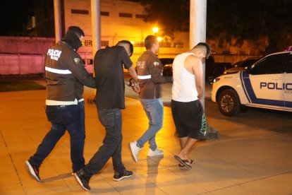 Los asaltantes fueron presentados ante los medios de comunicación en las instalaciones de la Policía Judicial, en Guayaquil