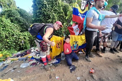 En la selva del Darién, Los Orellana, padre e hijo junto a la bandera del Barcelona.