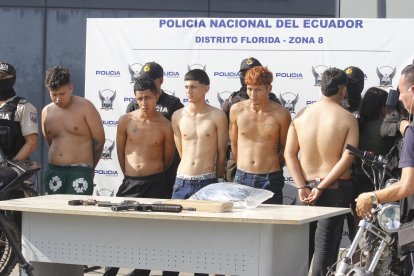 Varios sujetos fueron aprehendidos en Nueva Prosperina; hay una menor de edad también.