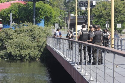 Joven se lanzó al estero en Guayaquil.