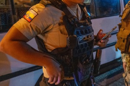 El teniente coronel se defendió con su arma de dotación