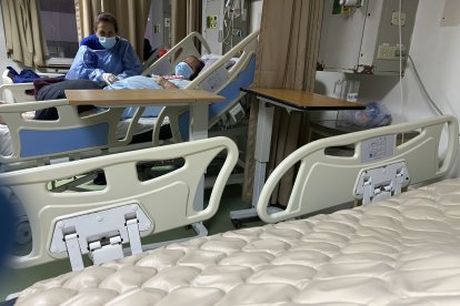 Los pacientes infectados con la bacteria están aislados en una sala del hospital.