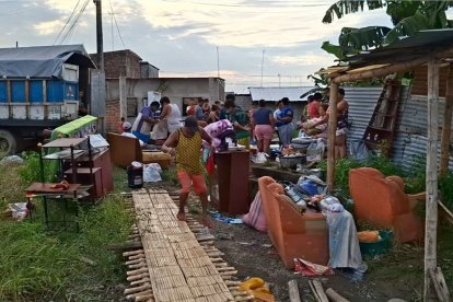 Las personas sacaban sus pocas pertenencias rescatables a la vía principal.
