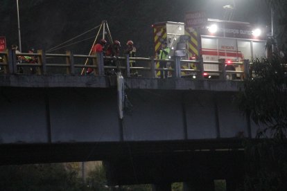 El Cuerpo de Bomberos se demoró cerca de cinco horas para extraer el cadáver desde el fondo de la quebrada.