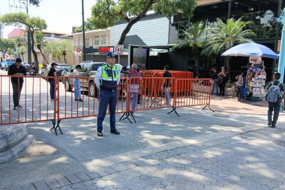 Vecinos de Urdesa se quejan por cierre de vía por el partido de Barcelona.