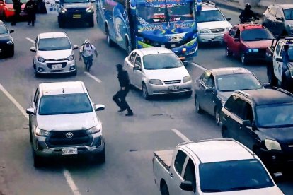 Cámaras de seguridad captaron el momento de la captura de los sospechosos.