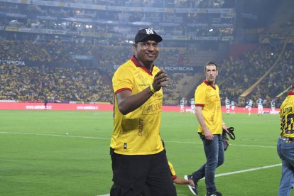 El exportero Máximo Banguera, durante su reconocimiento en el estadio Monumental, en la Noche Centenario del miércoles 30 de enero.