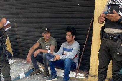 Dos de los secuestrados auxiliados por la Policía Nacional en el sector de las Orquídeas, norte de Guayaquil.