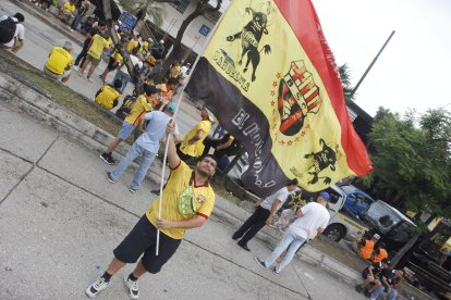 HINCHAS BARCELONISTA ESPERAN LA CARAVANA DE EX GLORIAS DEL IDOLO FECHA:30/04/205 AG-PERIODISTA AG-EXPRESO AG-GRANASA