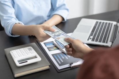 Maestros jubilados deberán acudir a casas de valores registradas para iniciar el trámite de venta, si así lo desean.