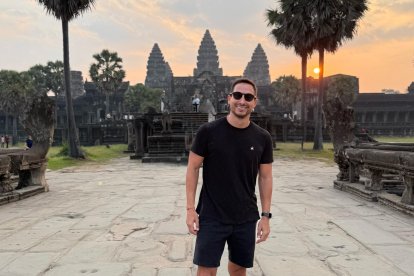 En uno de sus viajes a Tailandia comió grillos y gusanos de seda.