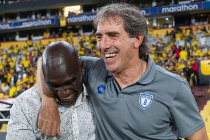 Segundo Castillo y Guillermo Almada un abrazo futbolero en el Monumental