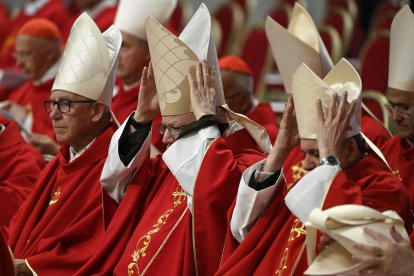 Algunos de los cardenales durante la cuarta misa de los novendiales por el papa Francisco, en la Basílica de San Pedro.