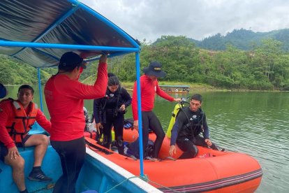Bomberos de Bolívar y Portoviejo se han unido para buscar a los dos adultos mayores desaparecidos.