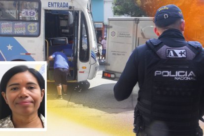 El cadáver de Plácida Luna fue retirado del bus y llevado en un carro de Medicina Legal.