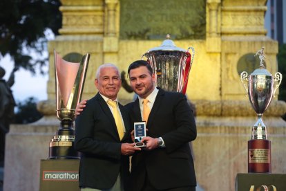 El presidente del Barcelona SC, Antonio Álvarez, entrega la distinción al excapitán y defensa torero, Jimmy Montanero.