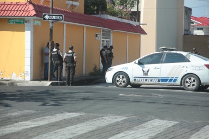 Policías acudieron al sitio para indagar el caso.