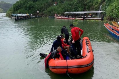 Cuerpo de Bomberos de Portoviejo buscaban a los desaparecidos.