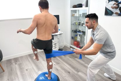 La fisioterapia deportiva incluyen rutinas que fortalecen los músculos, mejoran la estabilidad y restauran la función articular.