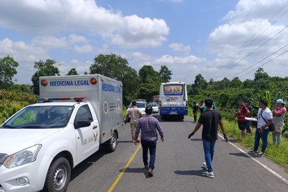 Agentes policiales llegaron al lugar para el respectivo levantamiento del cuerpo desmembrado.