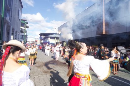 Las calles de Puyo se llenaron de música, comparsas y tradición con el pregón de fiestas.