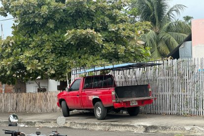 En esta camioneta se movilizaban padre e hijo que fueron baleados.