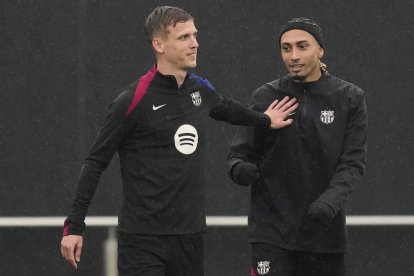 GRAFCAT7814 Sant Joan Despí (BARCELONA) 02/05/2025.- Los jugadores del FC Barcelona, Raphinha y Dani Olmo (i), durante el entrenamiento realizado hoy en la Ciudad Deportiva Joan Gamper de cara la partido de la Liga que jugarán mañana contra el Real Valladolid. EFE/Alejandro García
