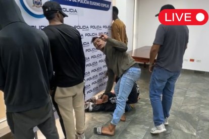 Uno de los sospechosos quiso hacerse el gracioso e hizo señales de Los Lobos cuando un medio de comunicación le estaba grabando.