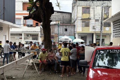 La zona comercial quedó alarmada y la policía cerró el espacio para tomar procedimiento.