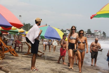 Miles de turistas disfrutaron de las playas de Santa Elena.
