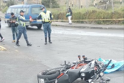 1. El motociclista se habría pasado una señal de tránsito e impactó violentamente contra la parte trasera del camión.