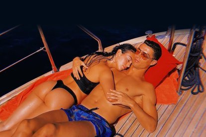 Cristiano Ronaldo y Georgina Rodríguez pasarán unos días en su yate privado.